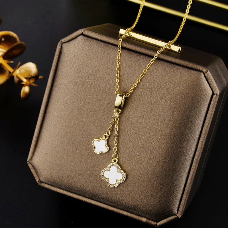 Collar doble trebol blanco